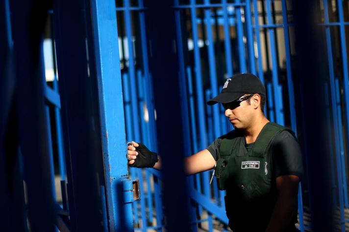 Gendarmes frustran intento de fuga de reos desde cárcel Santiago 1
