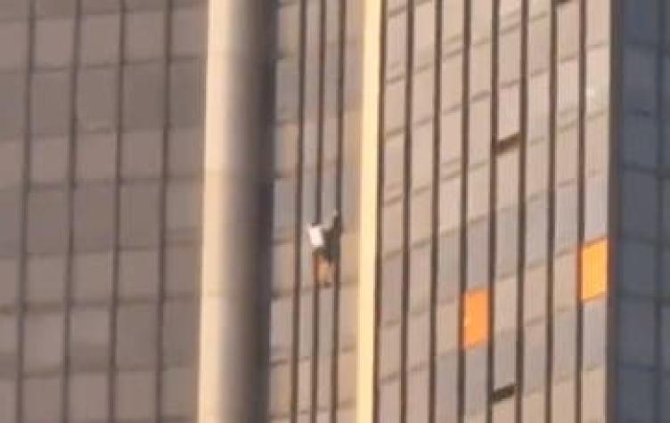 [VIDEO] Arrestan a un hombre por escalar sin seguridad el edificio más alto de París