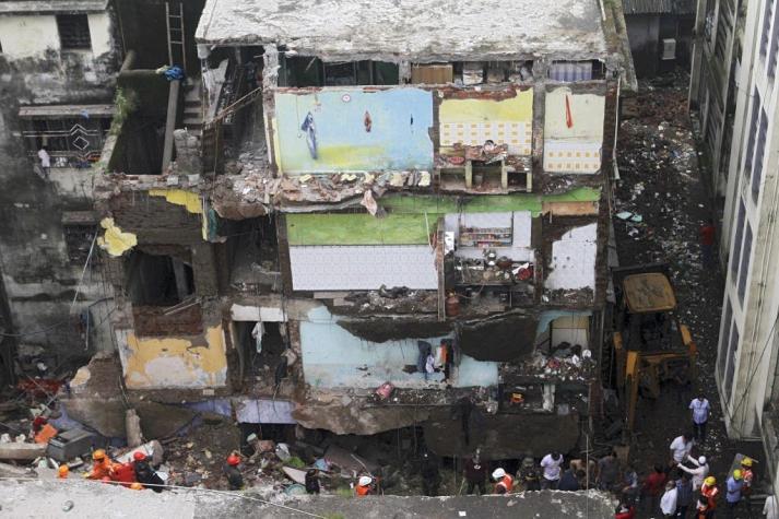 Al menos 10 muertos deja derrumbe de edificio en India