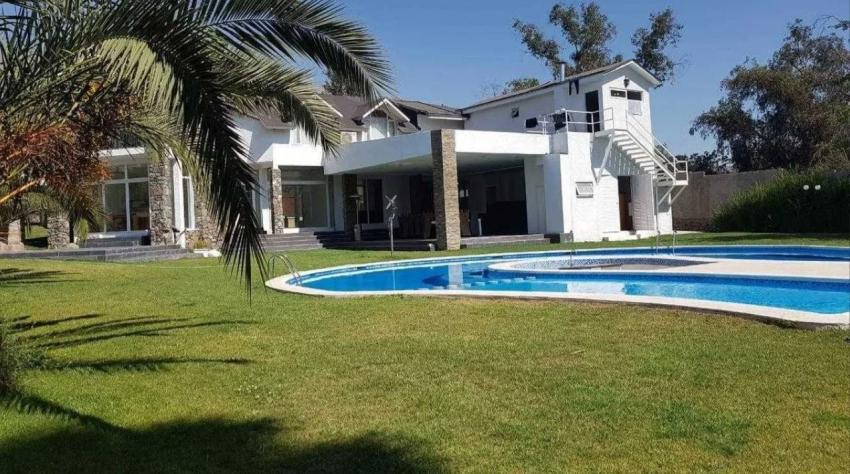 Tiene discoteca y multicancha: La lujosa vivienda en Peñalolén que Arturo Vidal puso a la venta
