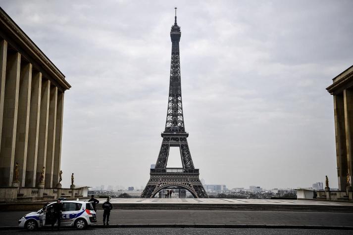 Torre Eiffel reabre tras ser evacuada ante amenaza de bomba