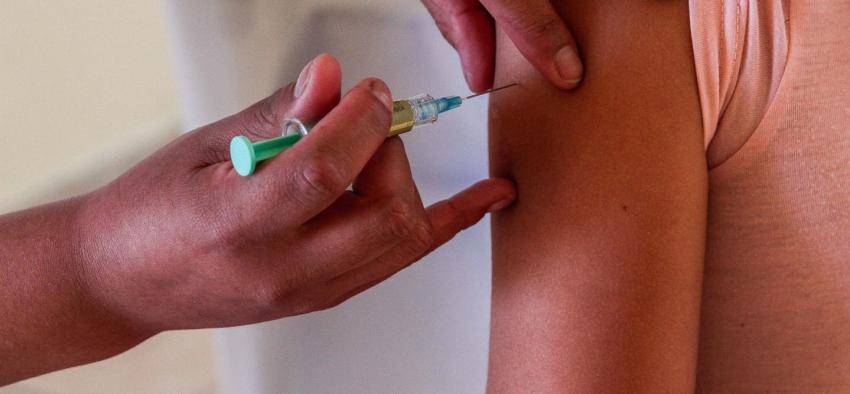 Farmacéutica Pfizer: Primeras vacunas contra el COVID-19 podrían llegar a Chile en enero