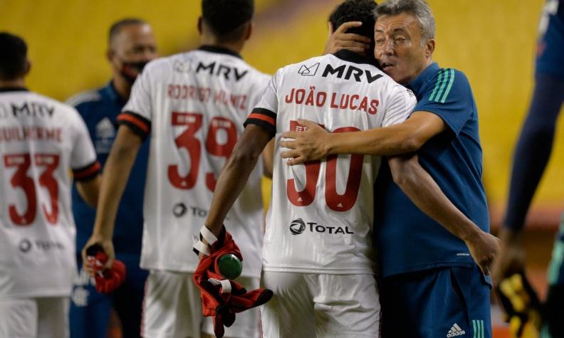Ya van 16, entre ellos Isla: Flamengo confirma contagio con COVID de su técnico y nueve futbolistas