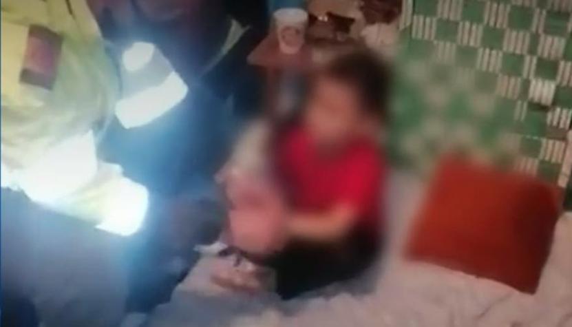 "Porque se portaba mal": Rescatan a niño de 4 años que era golpeado y amarrado por sus padres
