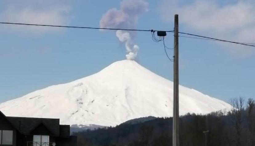 Extensa fumarola tras pulso eruptivo en Volcán Villarica que está bajo alerta amarilla