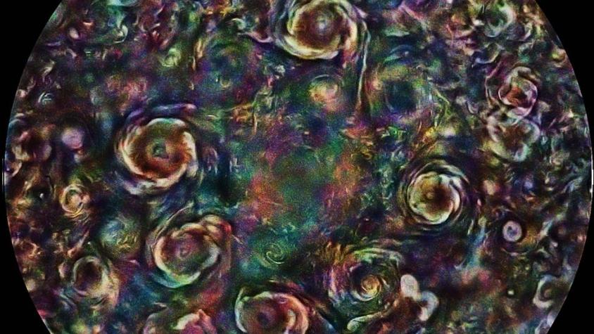 La espectacular imagen que muestra numerosos "ciclones de color" en el polo norte de Júpiter