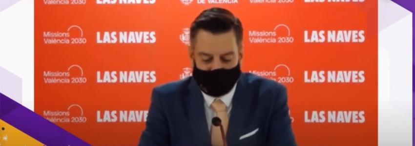 Concejal español usa mascarilla para simular que habla inglés mientras otra persona dobla su voz