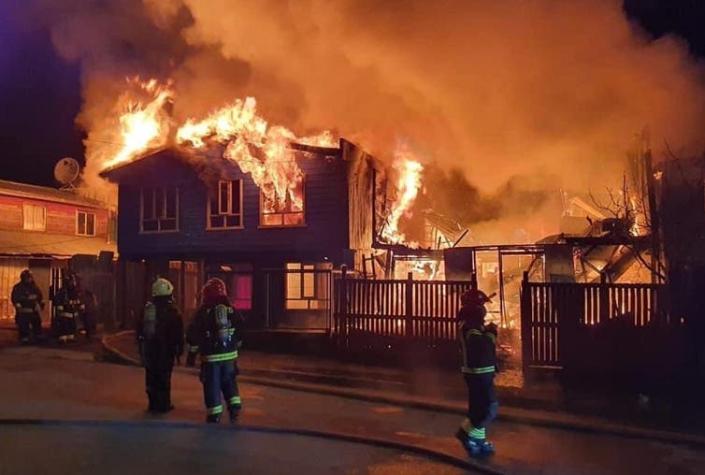 [VIDEO y FOTOS] Incendio afecta varias casas en población de Quellón