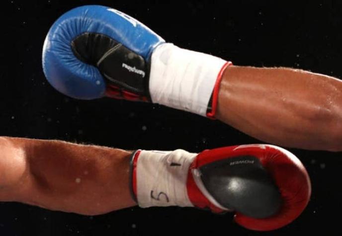 [VIDEO] Un contundente golpe deja noqueado de pie a un boxeador
