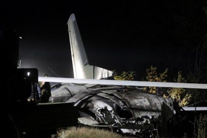 [VIDEO] El momento exacto en que se estrella un avión militar con 27 personas en Ucrania