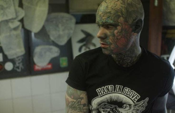 Profesor asegura que sus tatuajes le costaron su trabajo en un jardín de niños porque los "asustaba"