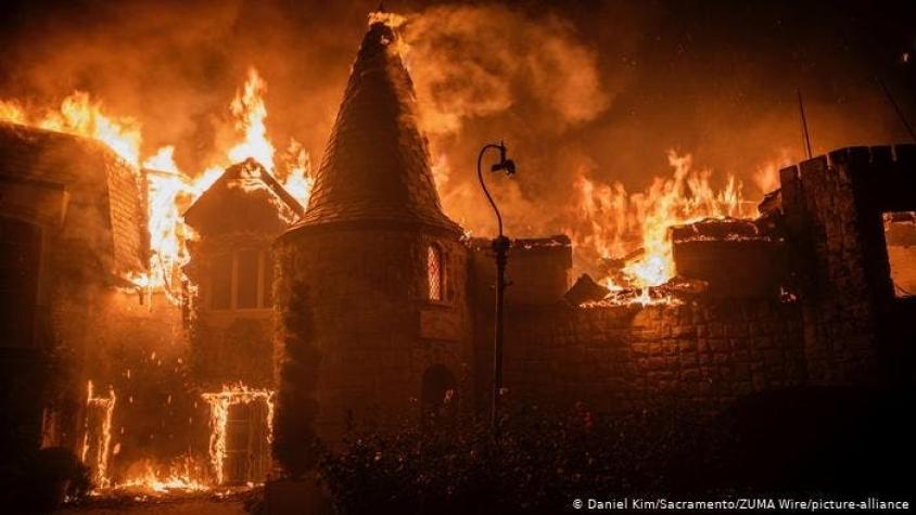Miles de personas huyen del fuego que arrasa con casas y viñedos de California