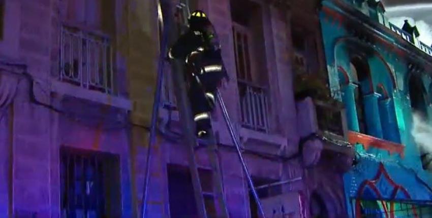 Incendio en Recoleta deja al menos cinco locales destruidos