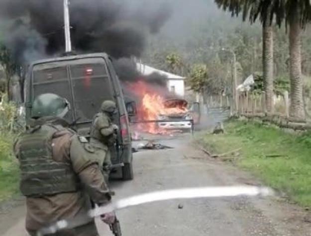 Ataque incendiario en Contulmo deja dos vehículos de Carabineros quemados