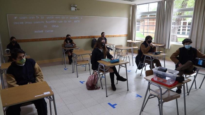 [VIDEO] Colegios de Temuco y Pelarco volvieron a clases con exigentes medidas de seguridad