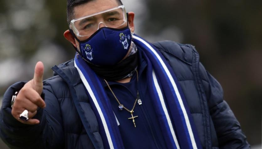 A lo "Buzz Lightyear": Maradona se vuelve viral con aparatosa mascarilla en amistoso de Gimnasia