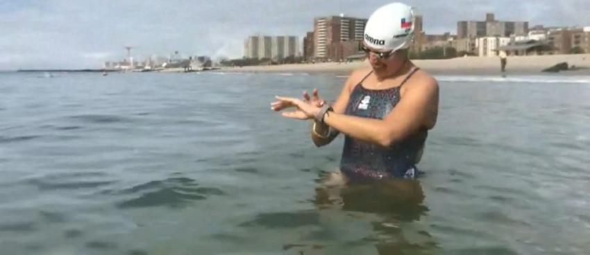 Bárbara Hernández hace historia al rodear a nado Manhattan y obtener Triple Corona de Aguas Abiertas