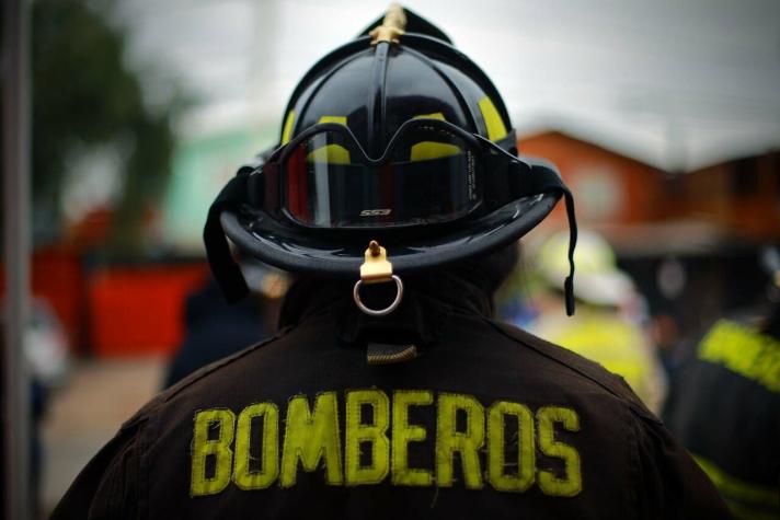 Providencia: Al menos ocho adultos mayores son rescatados desde residencia arrasada por incendio