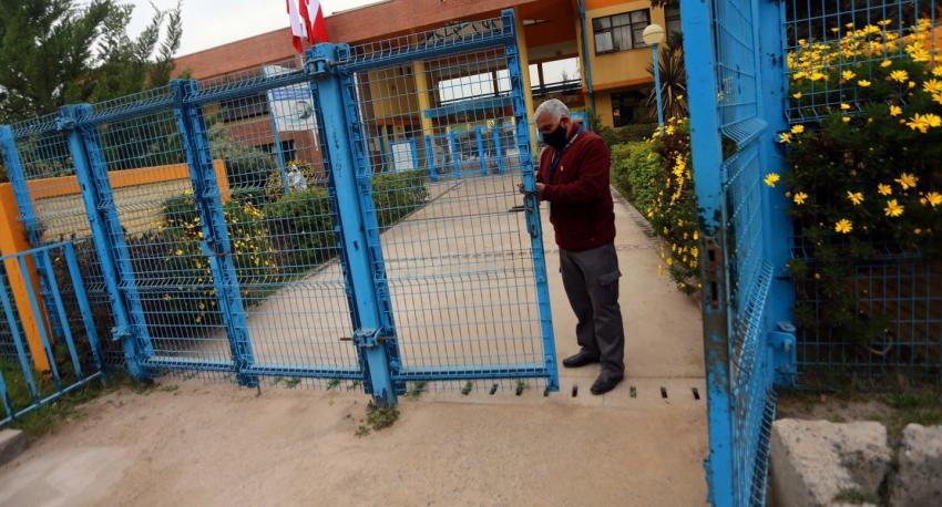 Vuelta a clases en Pirque: Llegaron pocos alumnos y hubo protesta de apoderados