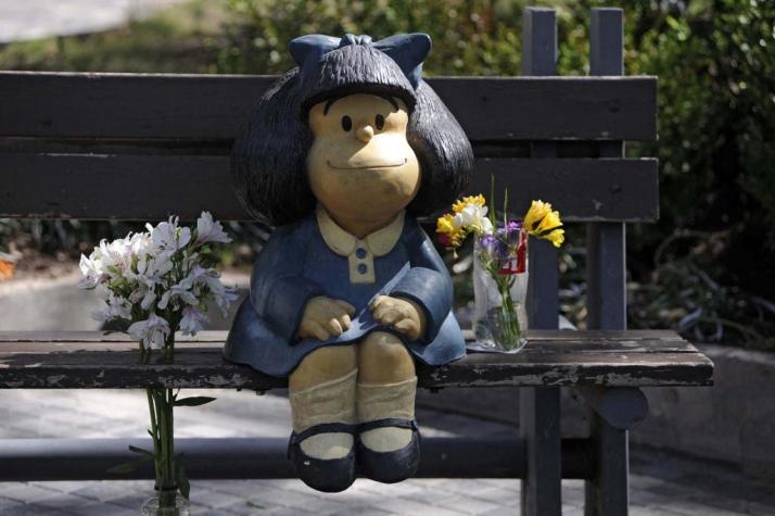 Argentinos visitan y llevan flores a la escultura de Mafalda tras muerte del humorista gráfico Quino