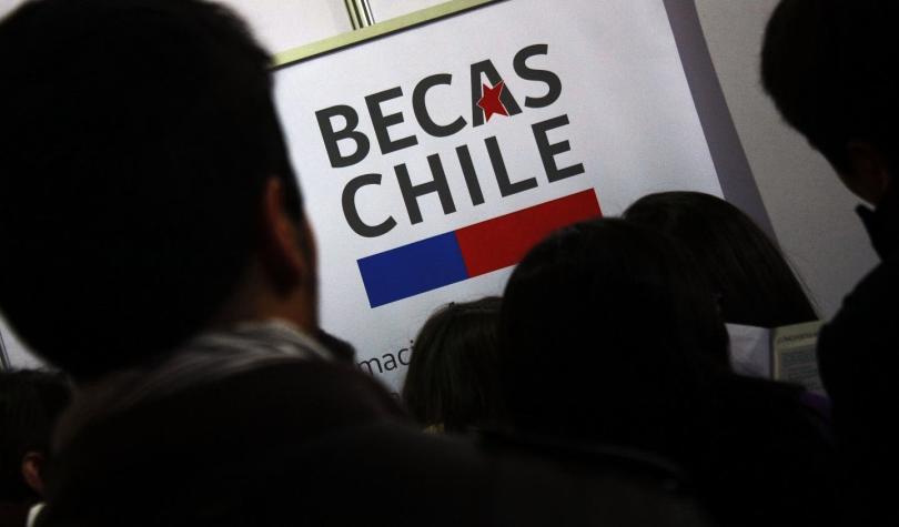 Suspenden Becas Chile en el extranjero debido "a la dificultad presupuestaria" que vive el país