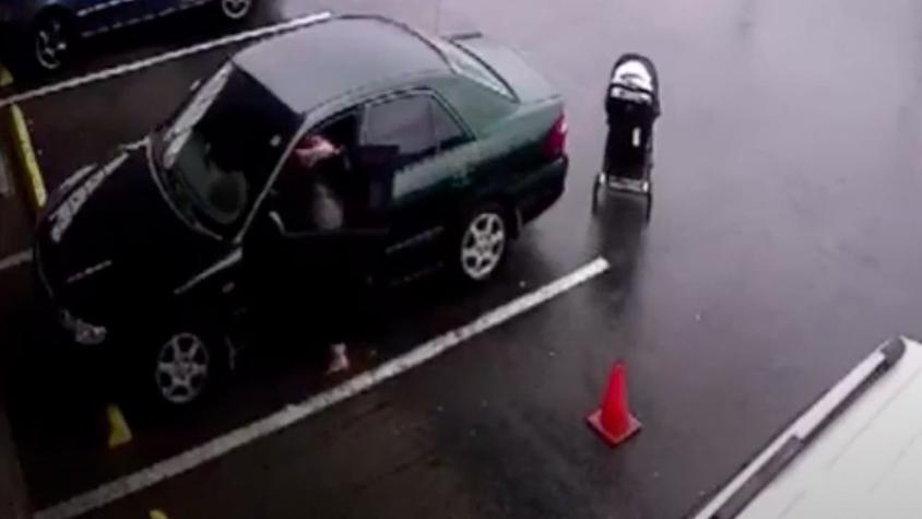 [VIDEO] Bebé se salva de ser atropellado por un camión tras descuido de su madre