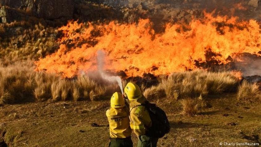 Bomberos argentinos luchan en Córdoba contra uno de los peores incendios en años
