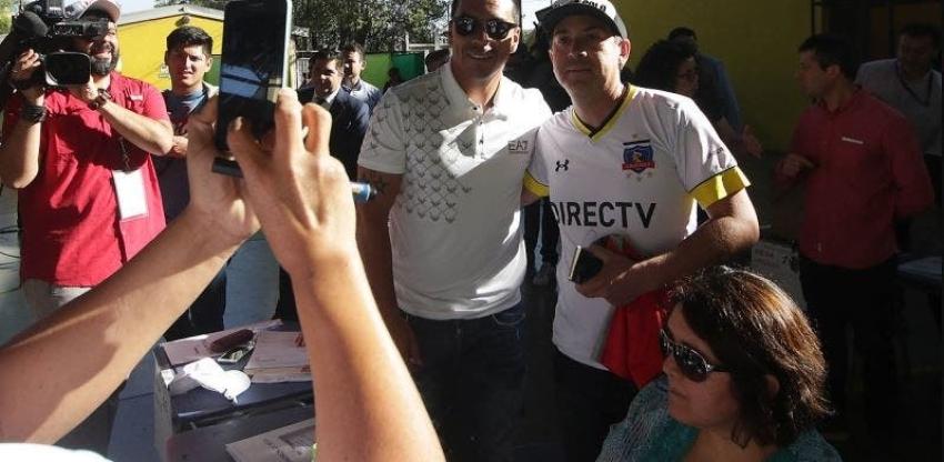 Esteban Paredes también marcará un "doblete cívico": el futbolista volvió a salir vocal de mesa