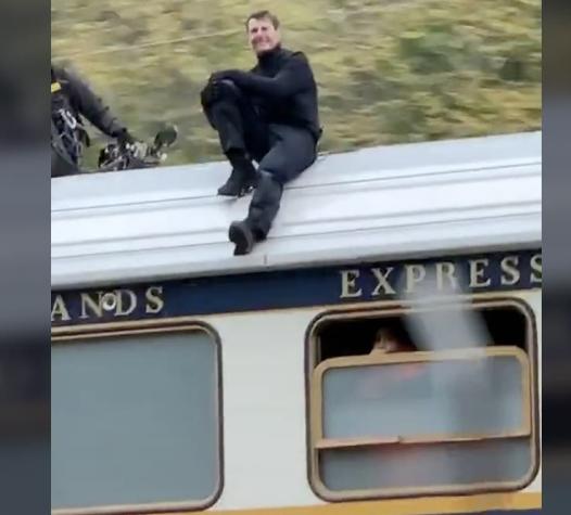 Captan a Tom Cruise sentado sobre el techo de un tren a toda velocidad y sonriendo
