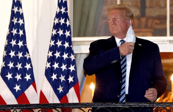 Trump se quita la mascarilla y levanta el pulgar en su llegada a la Casa Blanca