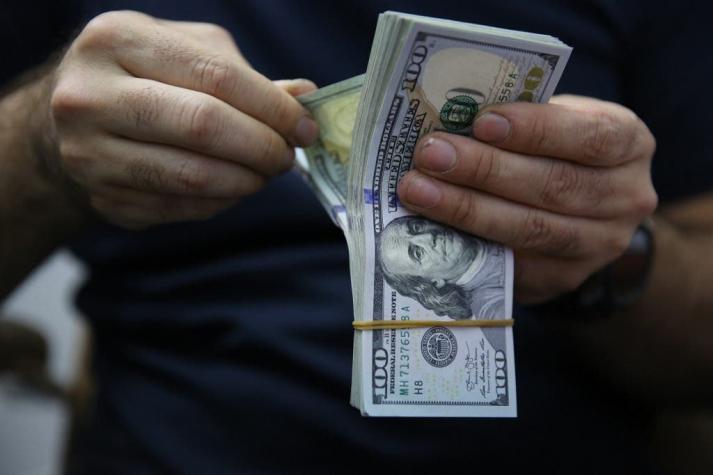 Dólar vuelve a traspasar los $ 800 y el peso chileno se sigue desmarcando de los emergentes