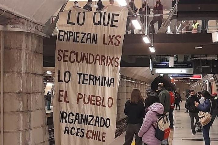 Secundarios protestan en el Metro a un año de las "evasiones masivas" por alza del pasaje