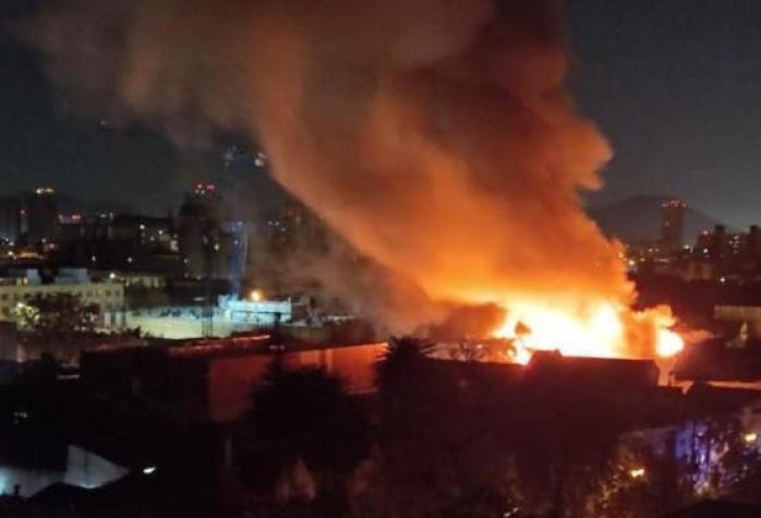 [VIDEO] Al menos 60 personas evacuadas deja incendio en barrio Brasil en la comuna de Santiago