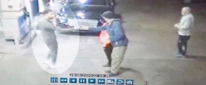 Un ejemplo: Mohamed Salah "rescata" a un indigente que era acosado por jóvenes en una bencinera