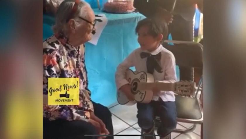 Como escena de 'Coco': niño de 5 años le cantó a su bisabuela “Recuérdame” y registro se hizo viral