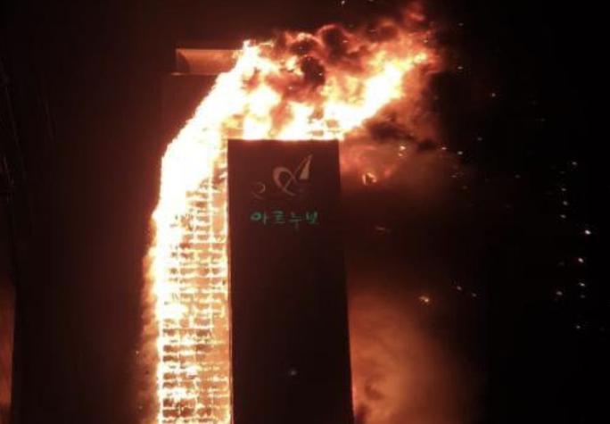 Gigantesco incendio envuelve un edificio de 33 pisos en Corea del Sur