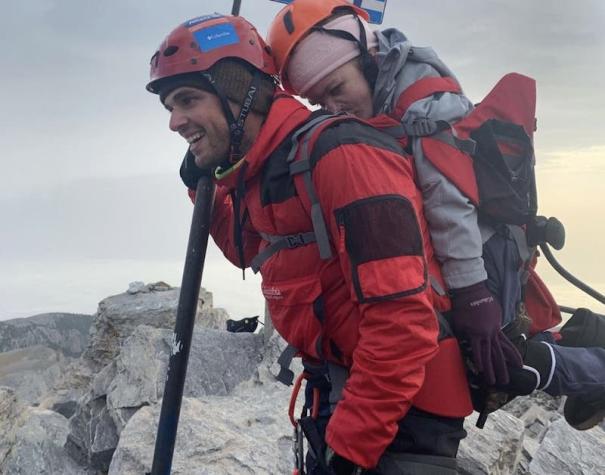 Atleta griego carga a amiga discapacitada y la ayuda a lograr su sueño de escalar el Monte Olimpo