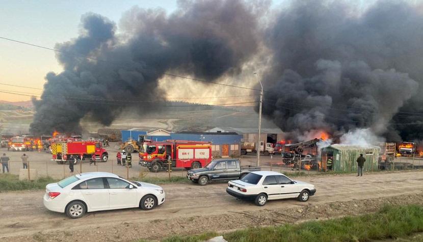 Ataque incendiario en forestal de Angol deja 15 camiones quemados