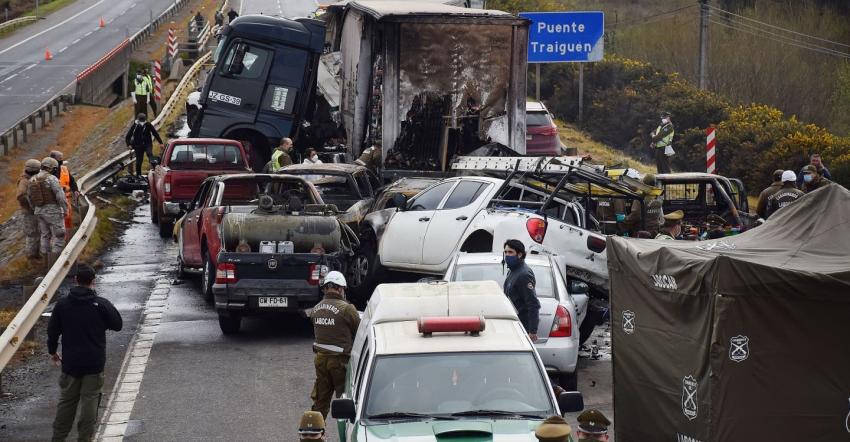 "En minutos todos los vehículos estuvieron en llamas": Testigos relatan el accidente en Victoria