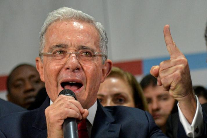 Expresidente colombiano Álvaro Uribe recobra libertad por orden de la justicia