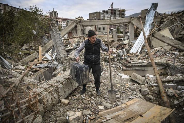 Se registran bombardeos sobre principal ciudad de Nagorno Karabaj pese al alto el fuego