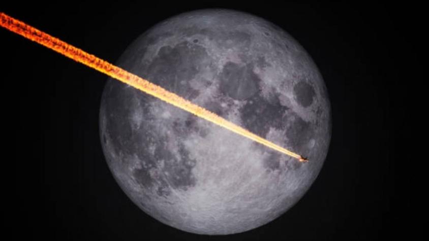 [FOTOS] Fotógrafo captura el preciso instante en que cohete pasa por la luna llena tras lanzamiento