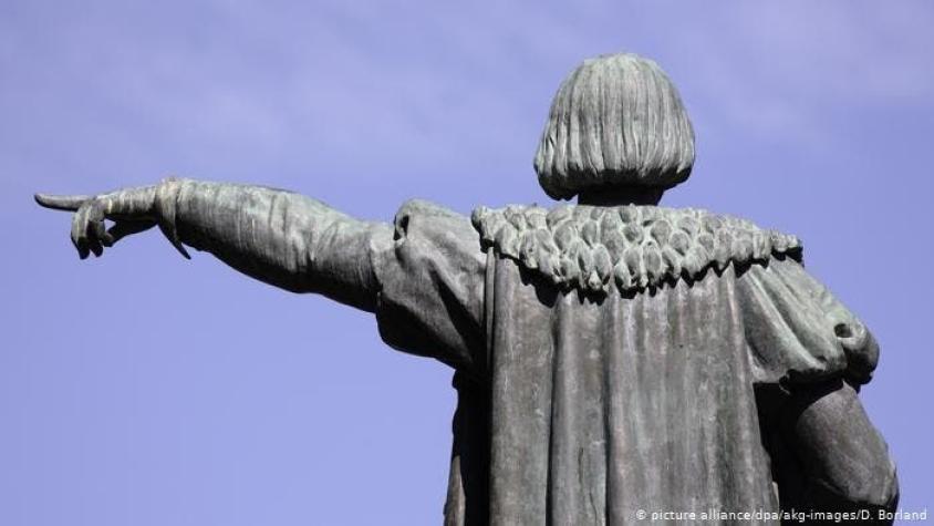 Retiran estatua de Colón previo a protestas en Ciudad de México