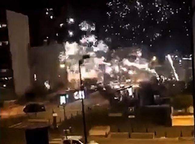 Decenas de personas atacan comisaría de París con fuegos artificiales y proyectiles
