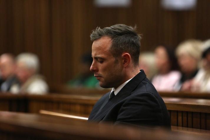 Ex campeón paraolímpico Oscar Pistorius pide perdón a familia de su novia, a quien asesinó en 2013