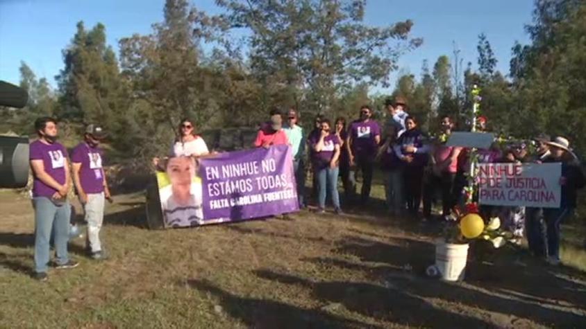 [VIDEO] Emotiva y simbólica despedida a Carolina Fuentes: Instalan cruz a orillas del río Ñuble