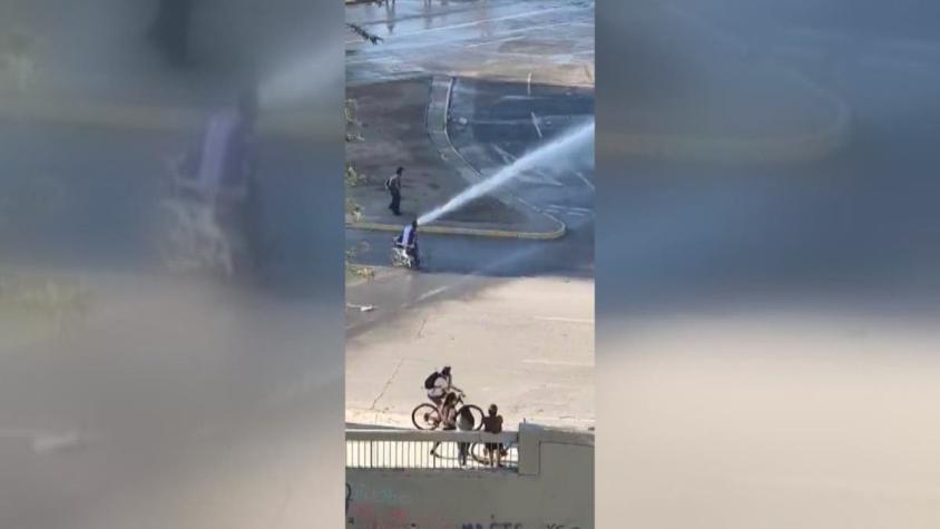 [VIDEO] Hombre en silla de ruedas fue alcanzado por chorro de carro lanza agua de Carabineros