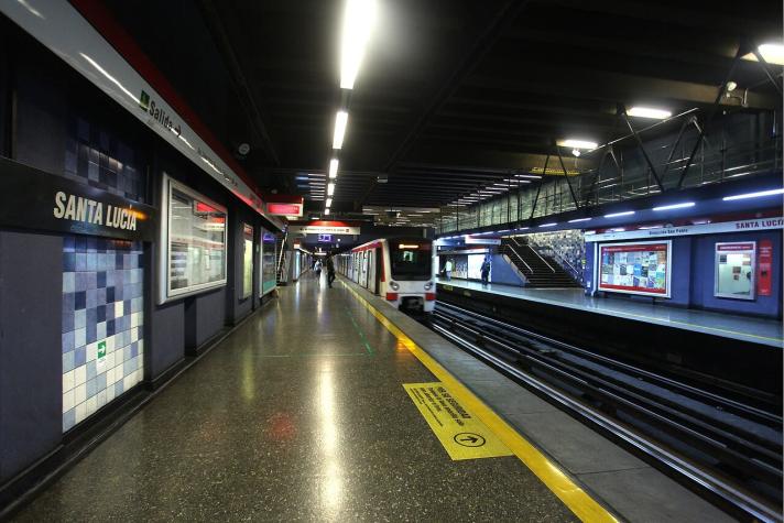 Metro de Santiago confirma cierre de dos estaciones por "manifestaciones en el entorno"