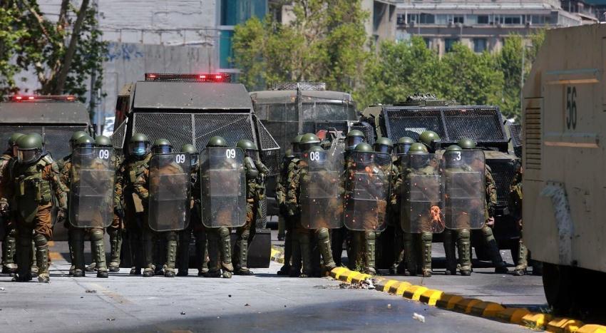 Carabineros informa que hay 14 detenidos tras desórdenes en la Alameda y Plaza Baquedano