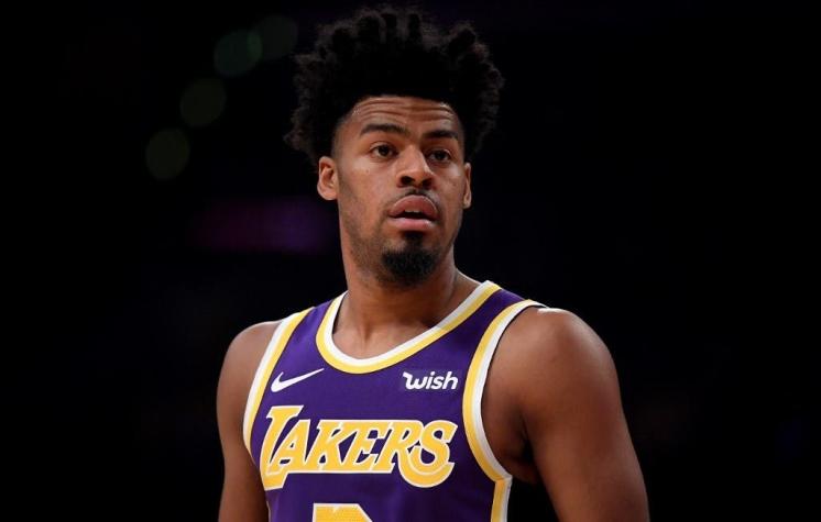Los Lakers salen a celebrar el título de la NBA... pero dejan botado a un compañero en la cancha
